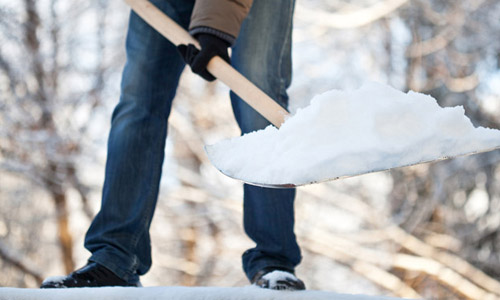 Genom att ta hjälp med snöskottning i Stockholm kan man undvika skottningens risker.