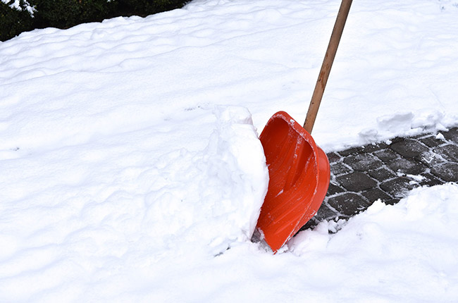 För att utföra en säker snöskottning krävs de rätta kunskaperna.